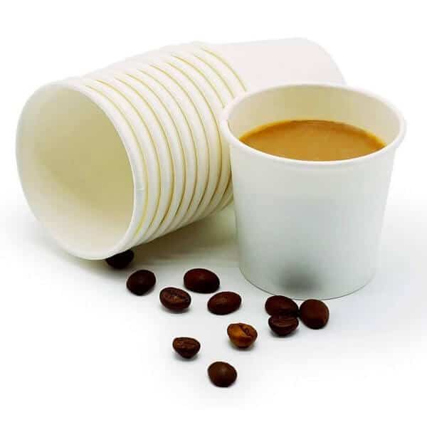 Hvide espresso papkrus med kaffe