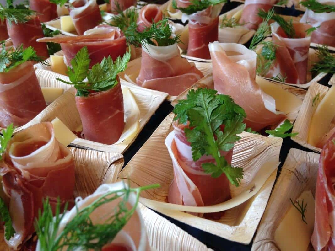 Lækre tapas anretning i flotte serveringsbåde