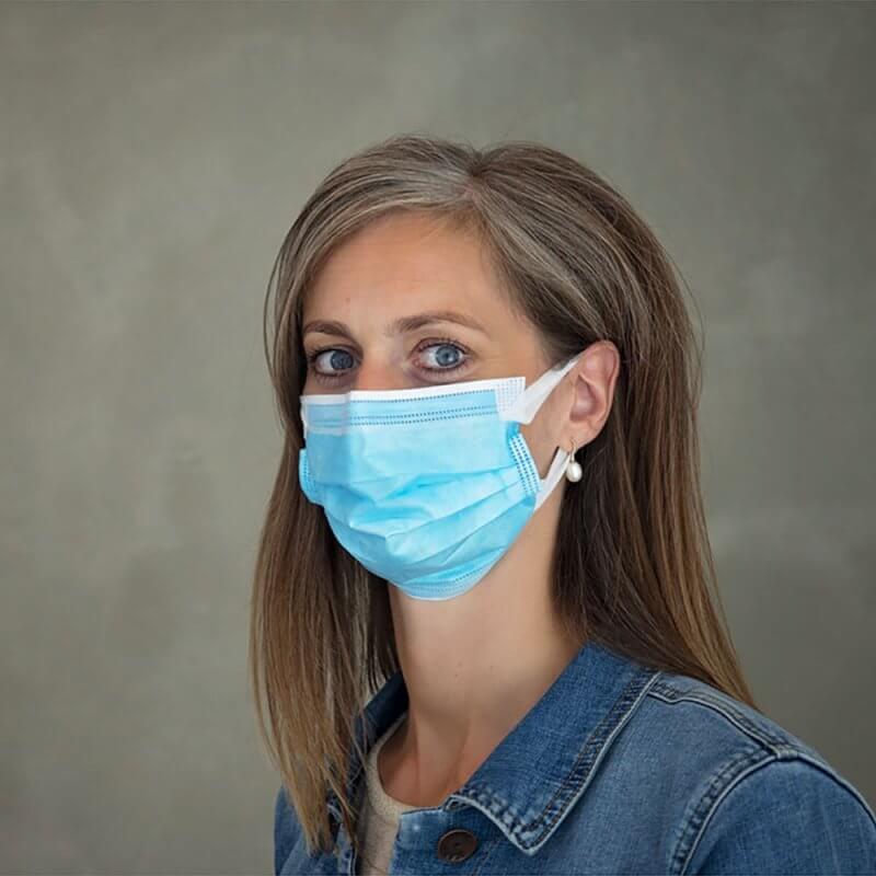 Ansigtsmaske med øreelastik - Type IIR - CE - Zhende - blå - båret på kvinde - set fra siden