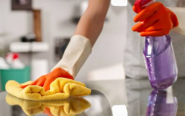Rengøring af bord med gul microfiber klud