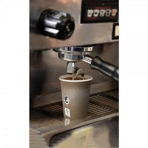 Svanemærket og bionedbrydelig kaffebæger ved espressomaskine