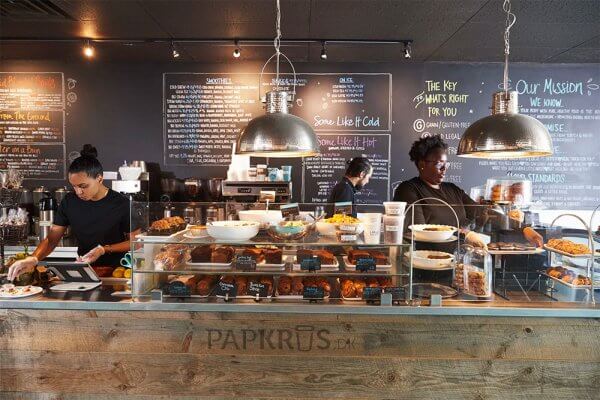 En travl kaffe butik med personale