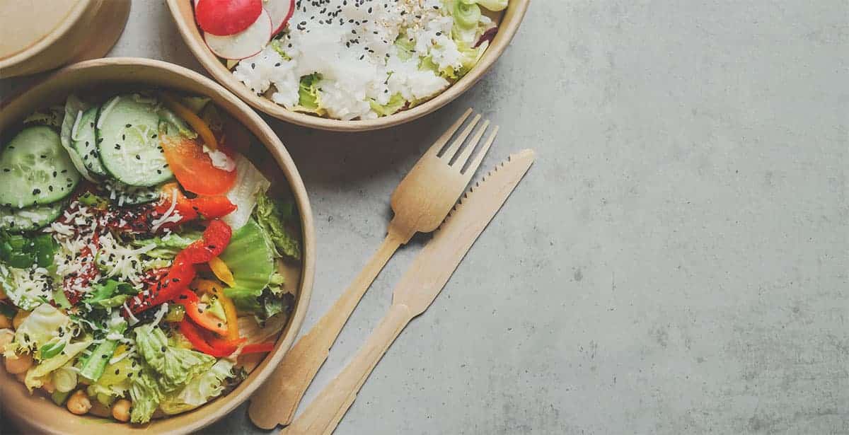 Poke bowl med lækker salat og træ bestik